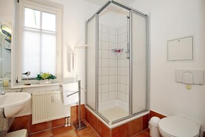 Bathroom - Vrbo Property (Ostseebad Kühlungsborn)