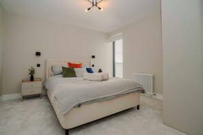 Room - Modern 2-Bed w/ Private Balcony | Wimbledon (London)