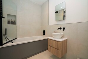 Bathroom - Modern 2-Bed w/ Private Balcony | Wimbledon (London)