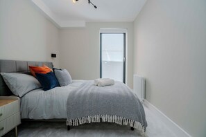 Room - Modern 2-Bed w/ Private Balcony | Wimbledon (London)