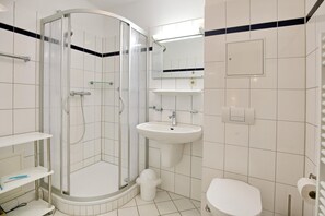 Bathroom - Vrbo Property (Ostseebad Kühlungsborn)