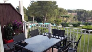 Outdoor dining - Sea-view apartment with large terrace and pool in the heart of the Esterel region (Saint-Raphaël)