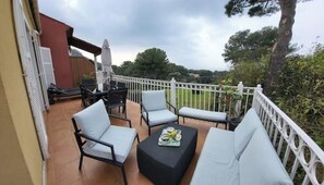 Outdoor dining - Sea-view apartment with large terrace and pool in the heart of the Esterel region (Saint-Raphaël)