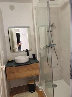 Hair dryer, soap, toilet paper - Sea-view apartment with large terrace and pool in the heart of the Esterel region (Saint-Raphaël)