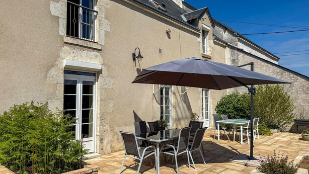 A patio with outdoor furniture, a table, and chairs. - Charming retreat, pets welcome - 8 guests (La Chapelle-Saint-Martin-en-Plaine)