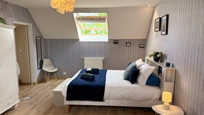 A bedroom with a bed, a desk, a chair, a wardrobe, a window with a view, and a pendant light. - Charming retreat, pets welcome - 8 guests (La Chapelle-Saint-Martin-en-Plaine)