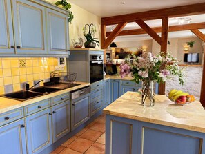 Fridge, microwave, oven, dishwasher - Charming retreat, pets welcome - 8 guests (La Chapelle-Saint-Martin-en-Plaine)