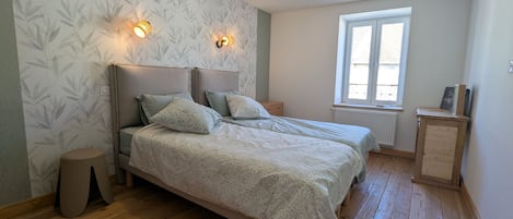 1 bedroom, bed sheets