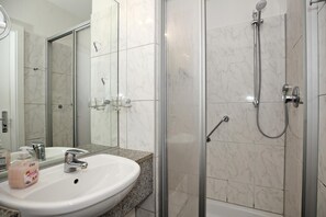 Bathroom - Vrbo Property (Ostseebad Kühlungsborn)