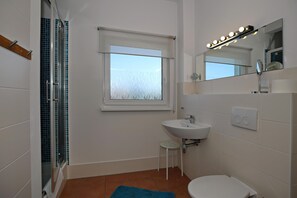 Bathroom - Vrbo Property (Ostseebad Kühlungsborn)