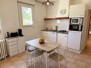 Fridge, microwave, oven, dishwasher - Single-storey cottage, parking, pets welcome - 4 guests (Romorantin-Lanthenay)