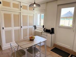 Dining - Single-storey cottage, parking, pets welcome - 4 guests (Romorantin-Lanthenay)