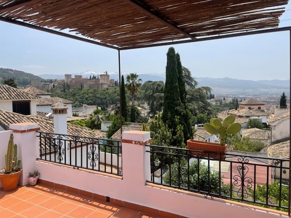 A balcony with a view of a cityscape, including buildings and a mountain range. - Bright apartment Alhambra view - 4 guests (Granada)