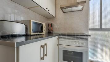 Een koelkast, een magnetron, een oven, een koffiezetapparaat/waterkoker