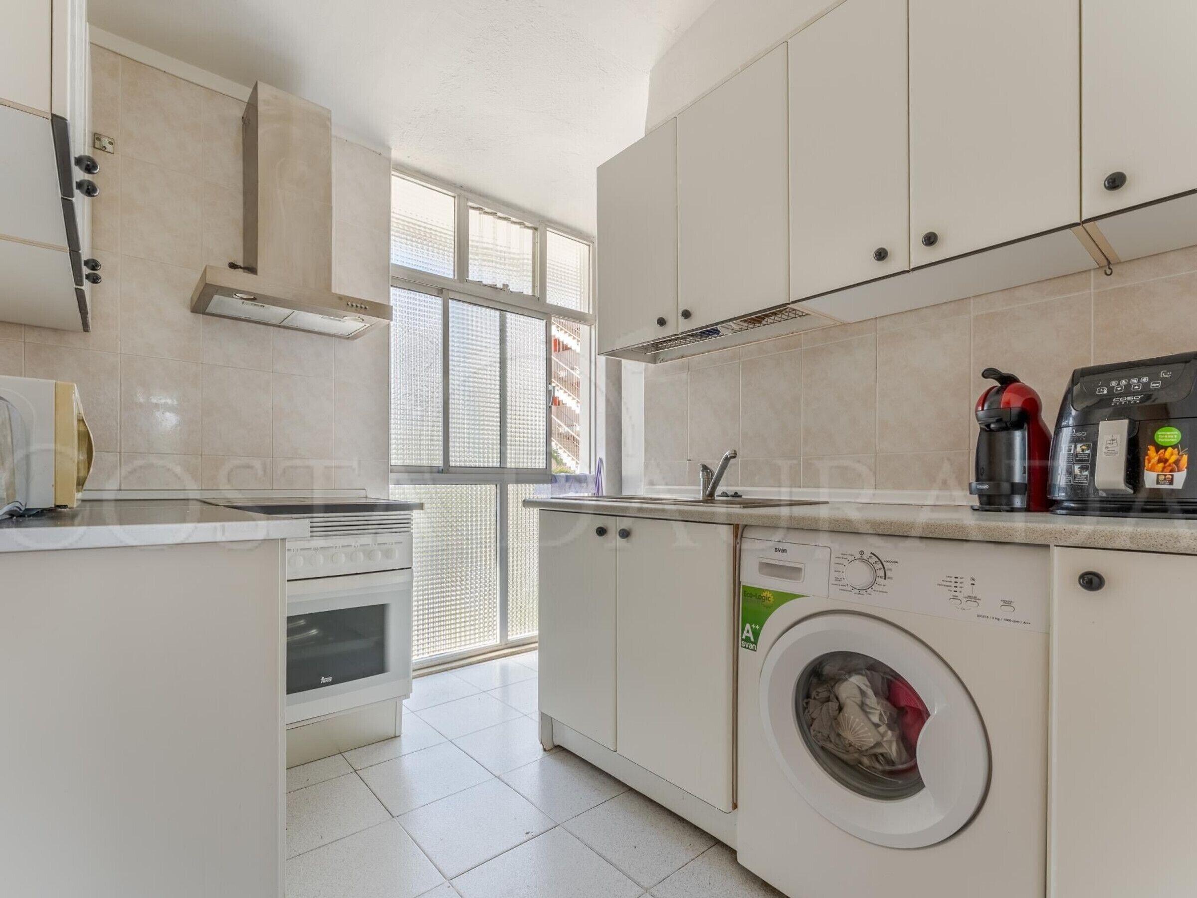 Fridge, microwave, oven, coffee/tea maker