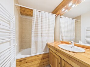 Bathroom - Cozy apartment at the slopes with WiFi and parking (Les Gets)