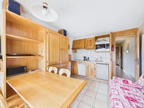 Interior - Cozy apartment at the slopes with WiFi and parking (Les Gets)