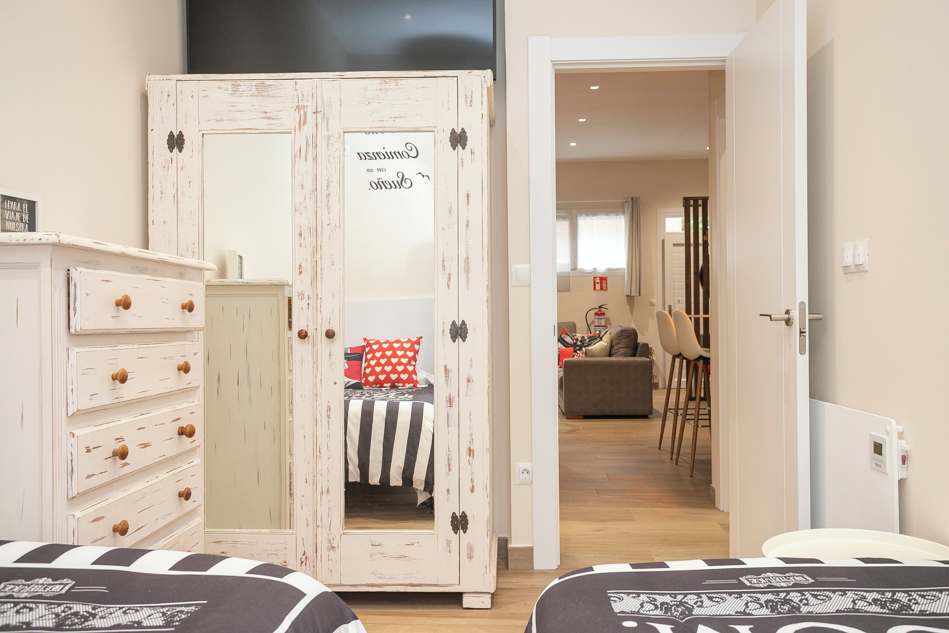 2 bedrooms, iron/ironing board, internet, bed sheets