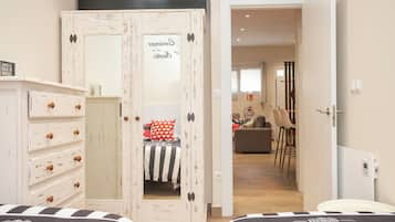 2 bedrooms, iron/ironing board, Internet, bed sheets