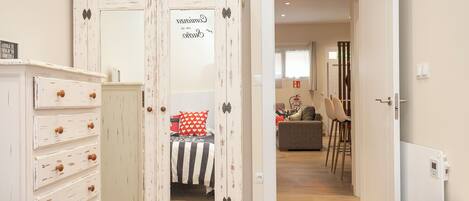 2 bedrooms, iron/ironing board, internet, bed sheets