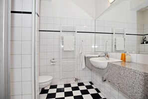 Bathroom - Vrbo Property (Ostseebad Kühlungsborn)