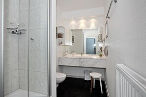 Bathroom - Vrbo Property (Ostseebad Kühlungsborn)
