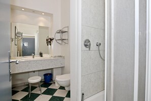 Bathroom - Vrbo Property (Ostseebad Kühlungsborn)