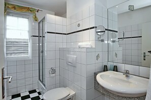 Bathroom - Vrbo Property (Ostseebad Kühlungsborn)