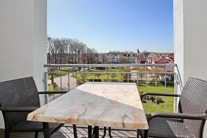 Outdoor dining - Vrbo Property (Ostseebad Kühlungsborn)