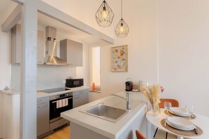 Fridge, microwave, oven, stovetop - Maison Mon Idée | Top floor, Bright, sea view and Palais des Festivals (Cannes)