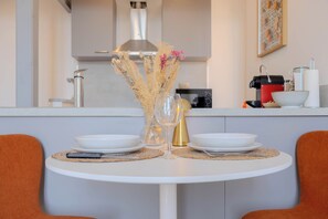 Fridge, microwave, oven, stovetop - Maison Mon Idée | Top floor, Bright, sea view and Palais des Festivals (Cannes)