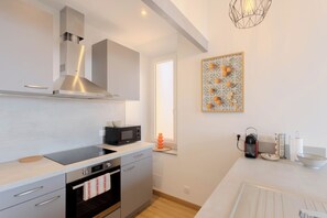 Fridge, microwave, oven, stovetop - Maison Mon Idée | Top floor, Bright, sea view and Palais des Festivals (Cannes)