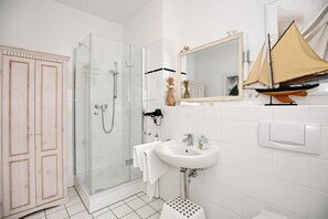 Bathroom - Vrbo Property (Ostseebad Kühlungsborn)
