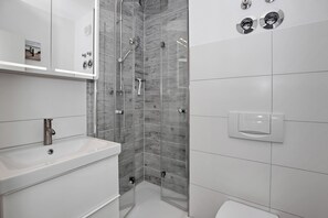 Bathroom - Vrbo Property (Ostseebad Kühlungsborn)