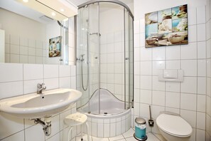 Bathroom - Vrbo Property (Ostseebad Kühlungsborn)
