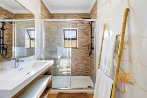 Shower, hair dryer, bidet, towels