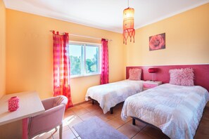 5 bedrooms, iron/ironing board, Internet, bed sheets