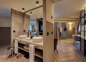 Een moderne badkamer met twee wasbakken, een grote spiegel en een wastafelmeubel met opbergruimte.