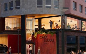 Un edificio de varios pisos con una entrada visible que dice 'CASA SERRAS ANDORRA'.