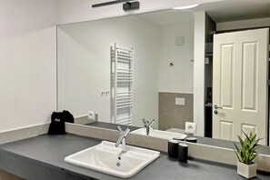 Bathroom - Vrbo Property (Ostseebad Kühlungsborn)