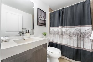 Sèche-cheveux, bidet, serviettes fournies, savon