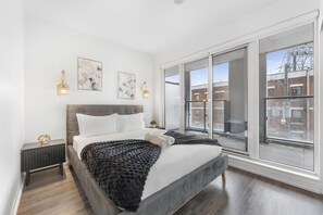2 bedrooms, iron/ironing board, WiFi, bed sheets - Bright & Comfortable 2BR Stay with Sofa Bed. Close to Everything! (Toronto)