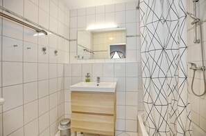 Bathroom - Vrbo Property (Ostseebad Kühlungsborn)