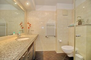 Bathroom - Vrbo Property (Kühlungsborn)