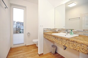 Bathroom - Vrbo Property (Kühlungsborn)