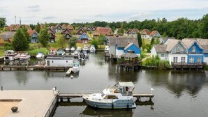 Ein Yachthafen mit vertäuten Booten, umgeben von Häusern mit roten Dächern.