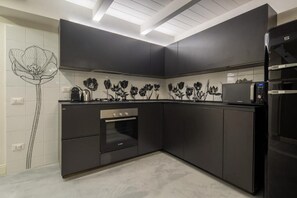 Réfrigérateur, micro-ondes, plaque de cuisson, lave-vaisselle