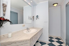 Bathroom - Vrbo Property (Ostseebad Kühlungsborn)