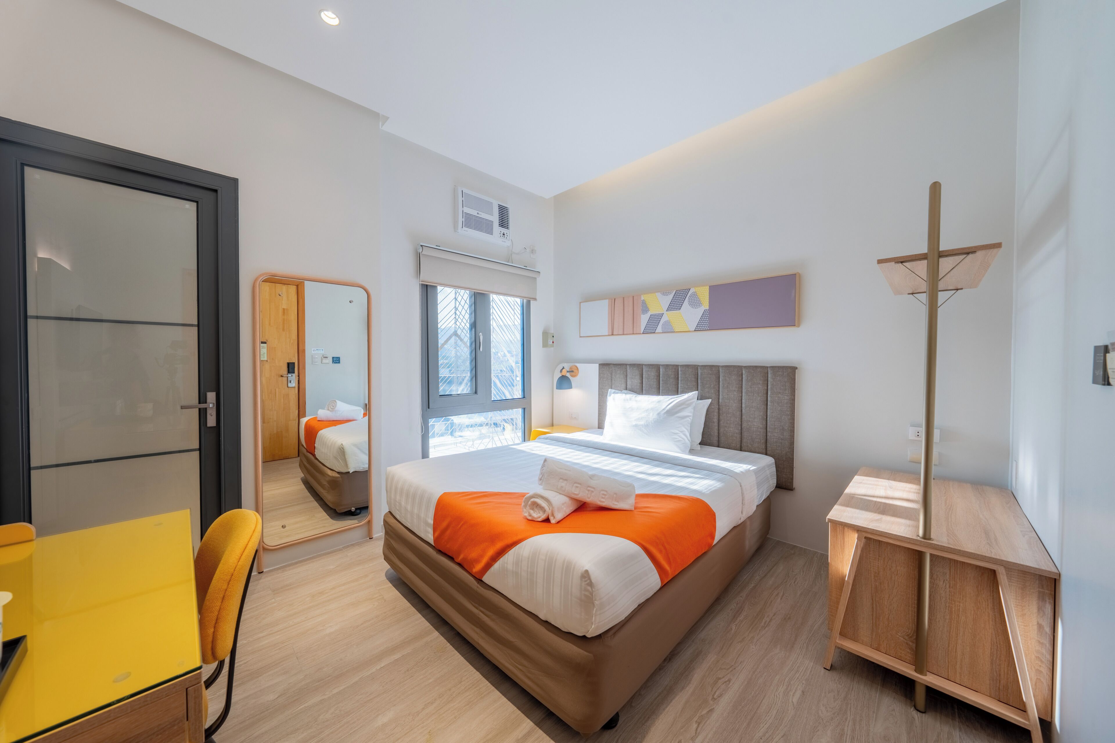 Quarto superior, 1 cama Queen | Cofres nos quartos, escrivaninha, espaço de trabalho para notebook