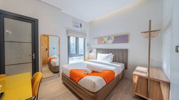 Quarto superior, 1 cama Queen | Cofres nos quartos, escrivaninha, espaço de trabalho para notebook